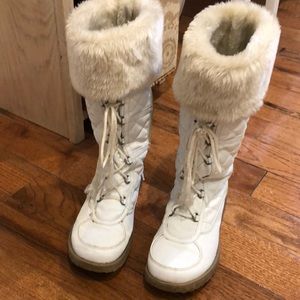 White snow boots with fur